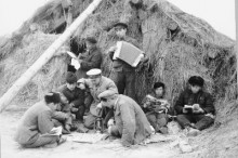 贾宏图:踏着拓荒者的足迹-父辈的旗帜