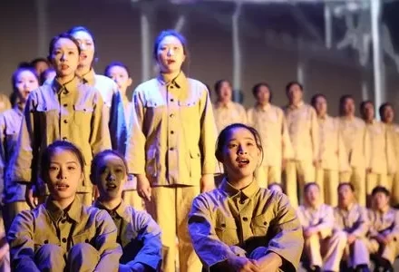 北大荒集团举办“庆祝新中国成立76周年暨传承弘扬北大荒精神”专场文艺演出-父辈的旗帜